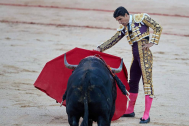 Fotos de la corrida con toros de la ganadería Victoriano del Río para los diestros El Juli, Antonio Ferrera y Pablo Aguado.