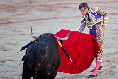 Fotos de la corrida con toros de la ganadería Victoriano del Río para los diestros El Juli, Antonio Ferrera y Pablo Aguado.