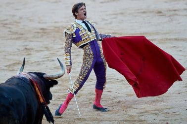 Fotos de la corrida con toros de la ganadería Victoriano del Río para los diestros El Juli, Antonio Ferrera y Pablo Aguado.