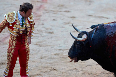 Fotos de la corrida con toros de la ganadería Victoriano del Río para los diestros El Juli, Antonio Ferrera y Pablo Aguado.