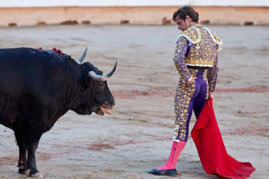 Fotos de la corrida con toros de la ganadería Victoriano del Río para los diestros El Juli, Antonio Ferrera y Pablo Aguado.