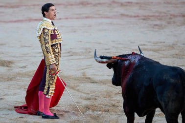 Fotos de la corrida con toros de la ganadería Victoriano del Río para los diestros El Juli, Antonio Ferrera y Pablo Aguado.