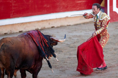 Fotos de la corrida con toros de la ganadería Victoriano del Río para los diestros El Juli, Antonio Ferrera y Pablo Aguado.