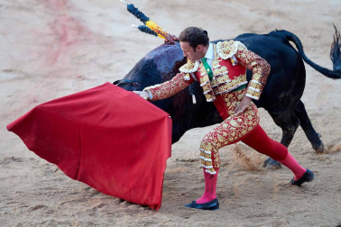 Fotos de la corrida con toros de la ganadería Victoriano del Río para los diestros El Juli, Antonio Ferrera y Pablo Aguado.