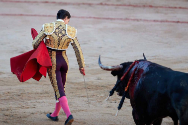 Fotos de la corrida con toros de la ganadería Victoriano del Río para los diestros El Juli, Antonio Ferrera y Pablo Aguado.