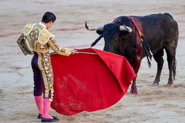 Fotos de la corrida con toros de la ganadería Victoriano del Río para los diestros El Juli, Antonio Ferrera y Pablo Aguado.