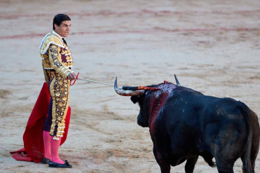 Fotos de la corrida con toros de la ganadería Victoriano del Río para los diestros El Juli, Antonio Ferrera y Pablo Aguado.