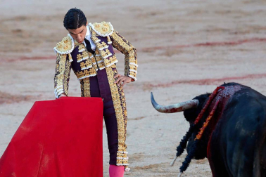 Fotos de la corrida con toros de la ganadería Victoriano del Río para los diestros El Juli, Antonio Ferrera y Pablo Aguado.