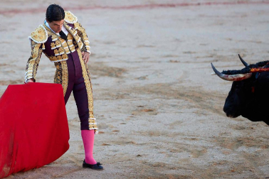 Fotos de la corrida con toros de la ganadería Victoriano del Río para los diestros El Juli, Antonio Ferrera y Pablo Aguado.
