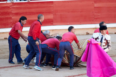 Fotos de la corrida con toros de la ganadería Victoriano del Río para los diestros El Juli, Antonio Ferrera y Pablo Aguado.