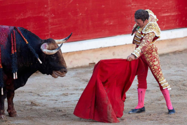 Fotos de la corrida con toros de la ganadería Victoriano del Río para los diestros El Juli, Antonio Ferrera y Pablo Aguado.