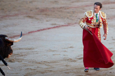 Fotos de la corrida con toros de la ganadería Victoriano del Río para los diestros El Juli, Antonio Ferrera y Pablo Aguado.