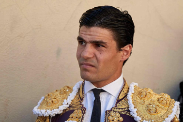 Fotos de la corrida con toros de la ganadería Victoriano del Río para los diestros El Juli, Antonio Ferrera y Pablo Aguado.