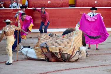 Fotos de la corrida con toros de la ganadería Victoriano del Río para los diestros El Juli, Antonio Ferrera y Pablo Aguado.