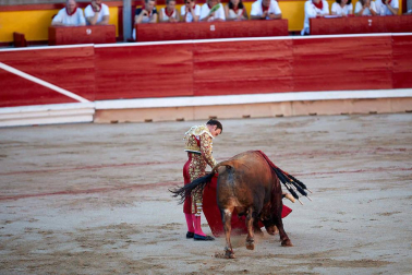 Fotos de la corrida con toros de la ganadería Victoriano del Río para los diestros El Juli, Antonio Ferrera y Pablo Aguado.