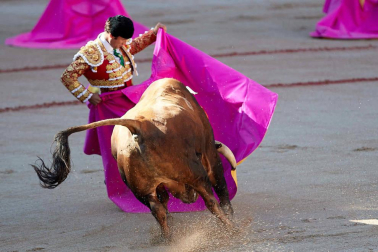 Fotos de la corrida con toros de la ganadería Victoriano del Río para los diestros El Juli, Antonio Ferrera y Pablo Aguado.