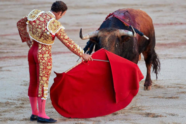 Fotos de la corrida con toros de la ganadería Victoriano del Río para los diestros El Juli, Antonio Ferrera y Pablo Aguado.