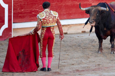 Fotos de la corrida con toros de la ganadería Victoriano del Río para los diestros El Juli, Antonio Ferrera y Pablo Aguado.