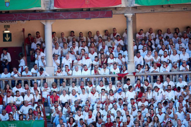 Público asistente a la Plaza de Toros de Pamplona durante la quinta corrida de la Feria del Toro 2019 con la ganadería de Victoriano del Río para los diestros El Juli, Antonio Ferrera y Pablo Aguado