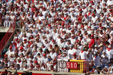 Público asistente a la Plaza de Toros de Pamplona durante la quinta corrida de la Feria del Toro 2019 con la ganadería de Victoriano del Río para los diestros El Juli, Antonio Ferrera y Pablo Aguado