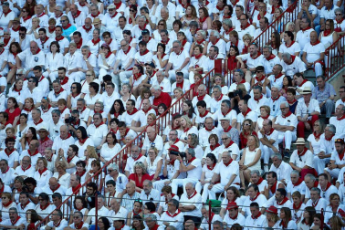 Público asistente a la Plaza de Toros de Pamplona durante la quinta corrida de la Feria del Toro 2019 con la ganadería de Victoriano del Río para los diestros El Juli, Antonio Ferrera y Pablo Aguado