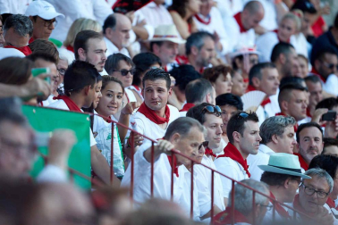 Público asistente a la Plaza de Toros de Pamplona durante la quinta corrida de la Feria del Toro 2019 con la ganadería de Victoriano del Río para los diestros El Juli, Antonio Ferrera y Pablo Aguado