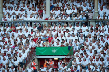Público asistente a la Plaza de Toros de Pamplona durante la quinta corrida de la Feria del Toro 2019 con la ganadería de Victoriano del Río para los diestros El Juli, Antonio Ferrera y Pablo Aguado