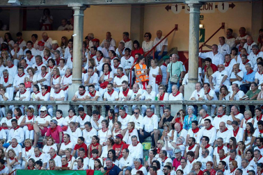Público asistente a la Plaza de Toros de Pamplona durante la quinta corrida de la Feria del Toro 2019 con la ganadería de Victoriano del Río para los diestros El Juli, Antonio Ferrera y Pablo Aguado