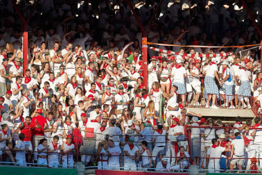 Público asistente a la Plaza de Toros de Pamplona durante la quinta corrida de la Feria del Toro 2019 con la ganadería de Victoriano del Río para los diestros El Juli, Antonio Ferrera y Pablo Aguado