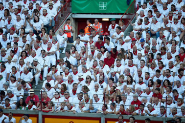 Público asistente a la Plaza de Toros de Pamplona durante la quinta corrida de la Feria del Toro 2019 con la ganadería de Victoriano del Río para los diestros El Juli, Antonio Ferrera y Pablo Aguado