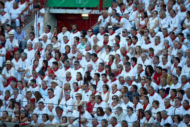 Público asistente a la Plaza de Toros de Pamplona durante la quinta corrida de la Feria del Toro 2019 con la ganadería de Victoriano del Río para los diestros El Juli, Antonio Ferrera y Pablo Aguado