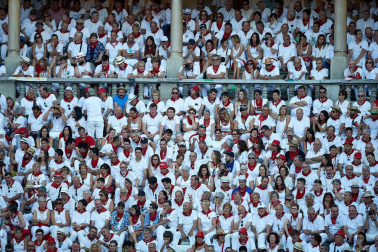 Público asistente a la Plaza de Toros de Pamplona durante la quinta corrida de la Feria del Toro 2019 con la ganadería de Victoriano del Río para los diestros El Juli, Antonio Ferrera y Pablo Aguado