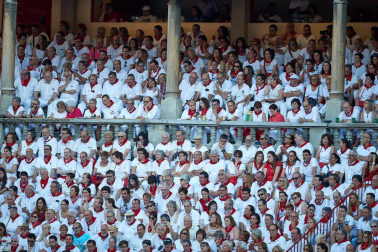 Público asistente a la Plaza de Toros de Pamplona durante la quinta corrida de la Feria del Toro 2019 con la ganadería de Victoriano del Río para los diestros El Juli, Antonio Ferrera y Pablo Aguado