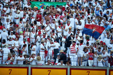 Público asistente a la Plaza de Toros de Pamplona durante la quinta corrida de la Feria del Toro 2019 con la ganadería de Victoriano del Río para los diestros El Juli, Antonio Ferrera y Pablo Aguado