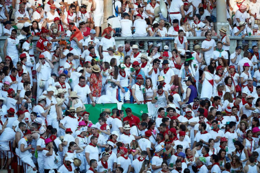 Público asistente a la Plaza de Toros de Pamplona durante la quinta corrida de la Feria del Toro 2019 con la ganadería de Victoriano del Río para los diestros El Juli, Antonio Ferrera y Pablo Aguado