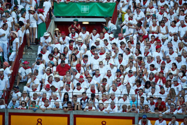 Público asistente a la Plaza de Toros de Pamplona durante la quinta corrida de la Feria del Toro 2019 con la ganadería de Victoriano del Río para los diestros El Juli, Antonio Ferrera y Pablo Aguado