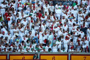 Público asistente a la Plaza de Toros de Pamplona durante la quinta corrida de la Feria del Toro 2019 con la ganadería de Victoriano del Río para los diestros El Juli, Antonio Ferrera y Pablo Aguado