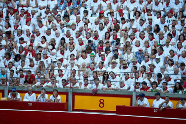 Público asistente a la Plaza de Toros de Pamplona durante la quinta corrida de la Feria del Toro 2019 con la ganadería de Victoriano del Río para los diestros El Juli, Antonio Ferrera y Pablo Aguado