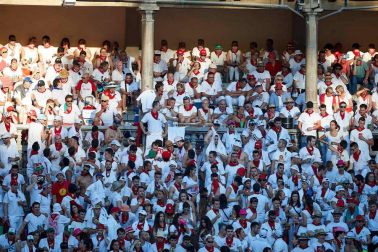 Público asistente a la Plaza de Toros de Pamplona durante la quinta corrida de la Feria del Toro 2019 con la ganadería de Victoriano del Río para los diestros El Juli, Antonio Ferrera y Pablo Aguado