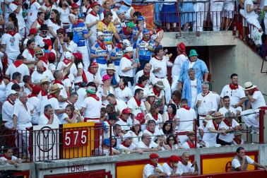 Público asistente a la Plaza de Toros de Pamplona durante la quinta corrida de la Feria del Toro 2019 con la ganadería de Victoriano del Río para los diestros El Juli, Antonio Ferrera y Pablo Aguado