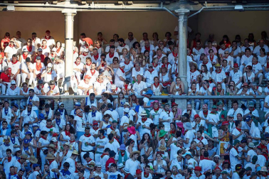 Público asistente a la Plaza de Toros de Pamplona durante la quinta corrida de la Feria del Toro 2019 con la ganadería de Victoriano del Río para los diestros El Juli, Antonio Ferrera y Pablo Aguado