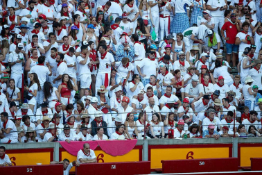 Público asistente a la Plaza de Toros de Pamplona durante la quinta corrida de la Feria del Toro 2019 con la ganadería de Victoriano del Río para los diestros El Juli, Antonio Ferrera y Pablo Aguado