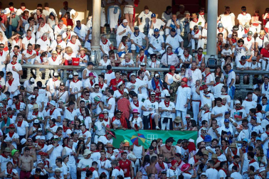 Público asistente a la Plaza de Toros de Pamplona durante la quinta corrida de la Feria del Toro 2019 con la ganadería de Victoriano del Río para los diestros El Juli, Antonio Ferrera y Pablo Aguado