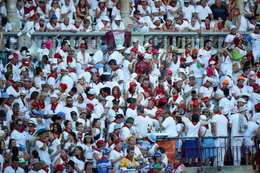 Público asistente a la Plaza de Toros de Pamplona durante la quinta corrida de la Feria del Toro 2019 con la ganadería de Victoriano del Río para los diestros El Juli, Antonio Ferrera y Pablo Aguado