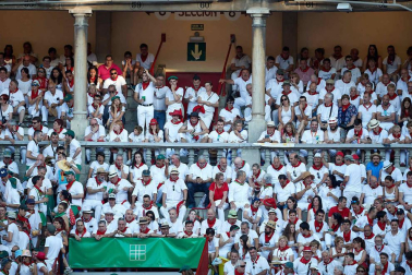 Público asistente a la Plaza de Toros de Pamplona durante la quinta corrida de la Feria del Toro 2019 con la ganadería de Victoriano del Río para los diestros El Juli, Antonio Ferrera y Pablo Aguado