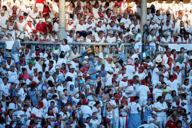 Público asistente a la Plaza de Toros de Pamplona durante la quinta corrida de la Feria del Toro 2019 con la ganadería de Victoriano del Río para los diestros El Juli, Antonio Ferrera y Pablo Aguado