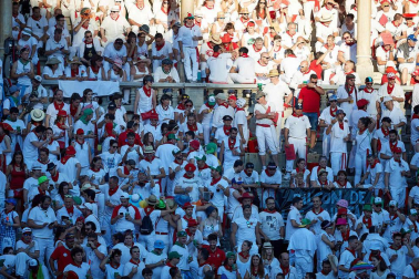 Público asistente a la Plaza de Toros de Pamplona durante la quinta corrida de la Feria del Toro 2019 con la ganadería de Victoriano del Río para los diestros El Juli, Antonio Ferrera y Pablo Aguado