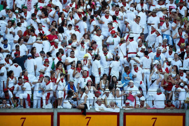 Público asistente a la Plaza de Toros de Pamplona durante la quinta corrida de la Feria del Toro 2019 con la ganadería de Victoriano del Río para los diestros El Juli, Antonio Ferrera y Pablo Aguado