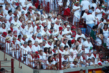 Público asistente a la Plaza de Toros de Pamplona durante la quinta corrida de la Feria del Toro 2019 con la ganadería de Victoriano del Río para los diestros El Juli, Antonio Ferrera y Pablo Aguado