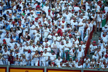Público asistente a la Plaza de Toros de Pamplona durante la quinta corrida de la Feria del Toro 2019 con la ganadería de Victoriano del Río para los diestros El Juli, Antonio Ferrera y Pablo Aguado